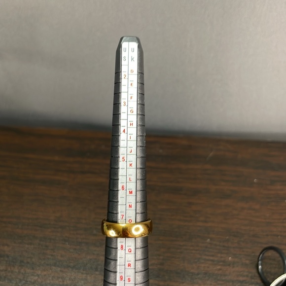 Tungsten Carbide gold coloured wedding band - Picture 6 of 7